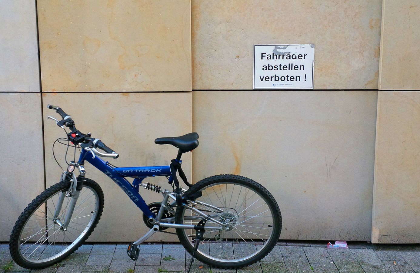 Fahrräder abstellen verboten
